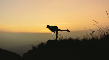 İnsanlar sırasında günbatımı kum plajındaki 