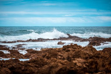 Harika deniz manzarası görünümüyle dalgalı su ve kıyı 