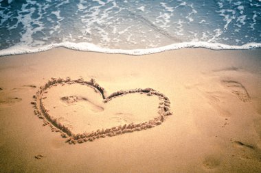 dalgalı okyanus ve kumlu plaj