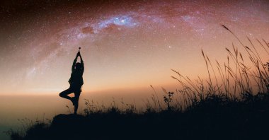 İnsanlar sırasında günbatımı kum plajındaki 