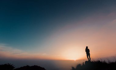 İnsanlar sırasında günbatımı kum plajındaki 