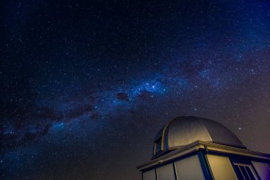 Harika deniz manzarası görünümüyle dalgalı su ve kıyı 