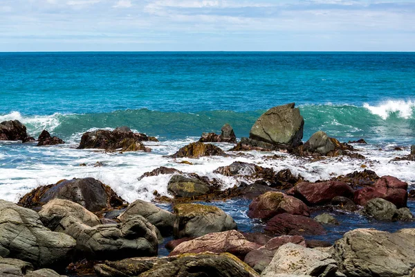 Fantastiska Marinmålning Visa Med Vågigt Vatten Och Strand — Stockfoto