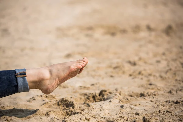 Kvinnan Promenader Stranden Över Sand — Stockfoto