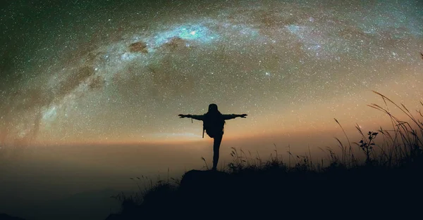 İnsanlar sırasında günbatımı kum plajındaki 