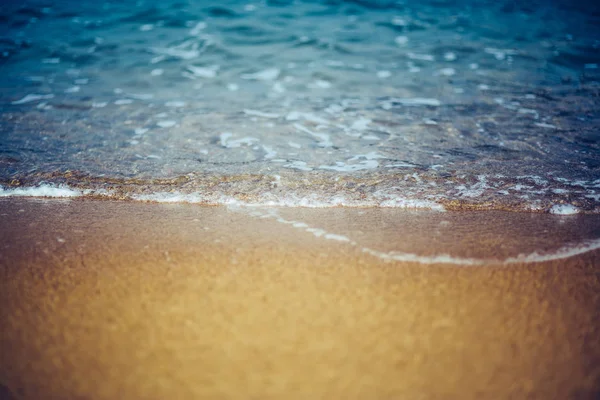 Oceano Ondulado Praia Arenosa — Fotografia de Stock