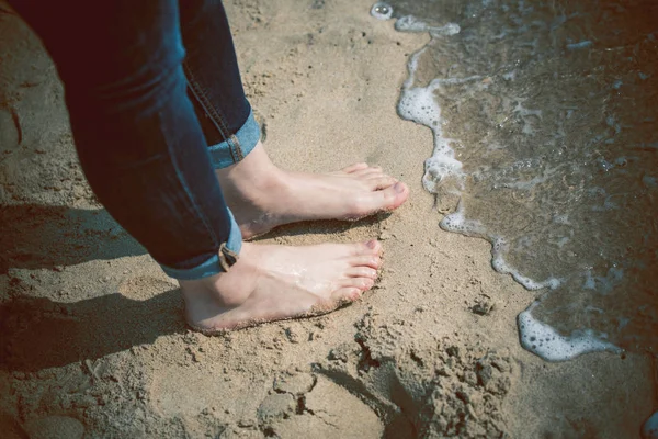 Kvinnan Promenader Stranden Över Sand — Stockfoto
