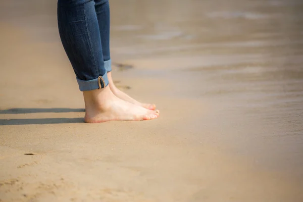 Kvinnan Promenader Stranden Över Sand — Stockfoto