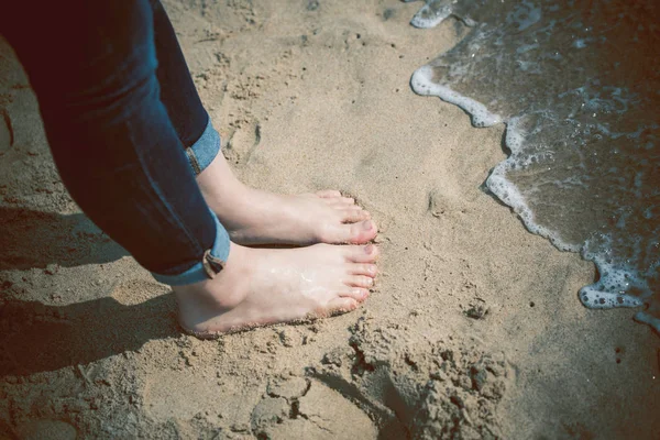 Kvinnan Promenader Stranden Över Sand — Stockfoto