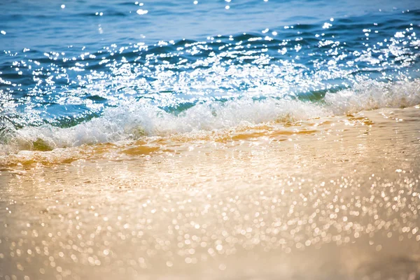 波状の海と砂浜 — ストック写真