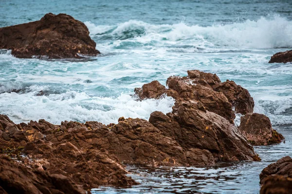 Gran Vista Del Paisaje Marino Con Agua Ondulada Orilla — Foto de Stock