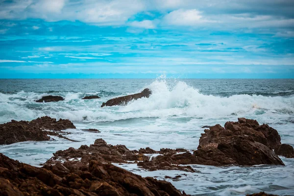 波状水と岸真横ビュー — ストック写真