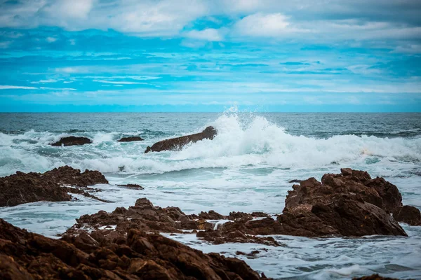 Gran Vista Del Paisaje Marino Con Agua Ondulada Orilla — Foto de Stock