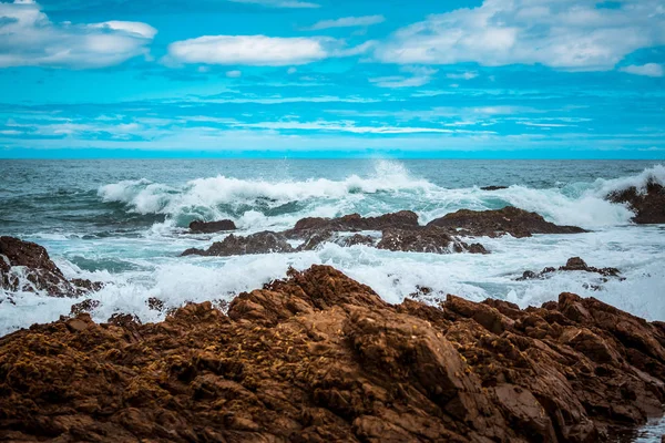 波水和岸边的大海景 — 图库照片