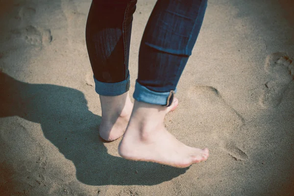 Женщина Гуляющая Пляжу Песку — стоковое фото