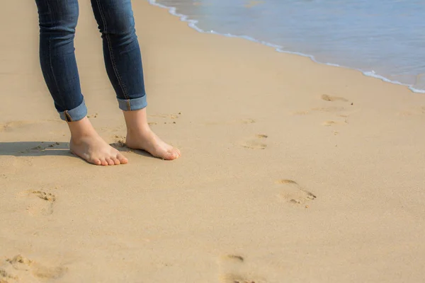 Kvinnan Promenader Stranden Över Sand — Stockfoto