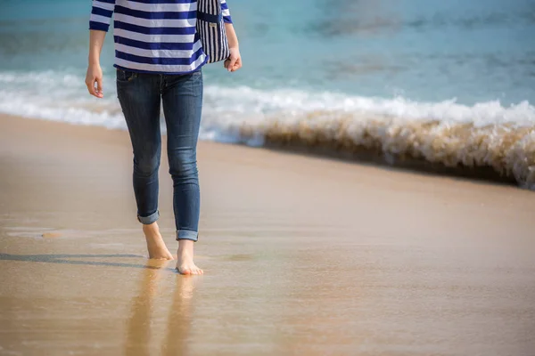 Donna Che Cammina Sulla Spiaggia Sulla Sabbia — Foto Stock