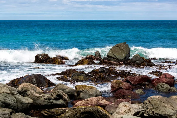 Gran Vista Del Paisaje Marino Con Agua Ondulada Orilla — Foto de Stock