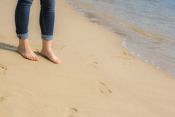 Женщина Гуляющая Пляжу Песку — стоковое фото