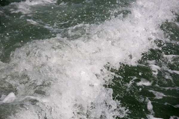 Великий Вид Море Хвилястою Водою Берегом — стокове фото