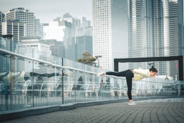 Genç Asyalı kadın excusice şehrin yapıyor