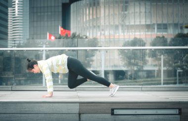 Genç Asyalı kadın excusice şehrin yapıyor