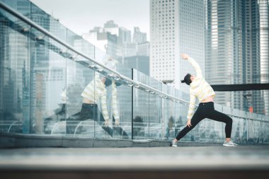 Genç Asyalı kadın excusice şehrin yapıyor