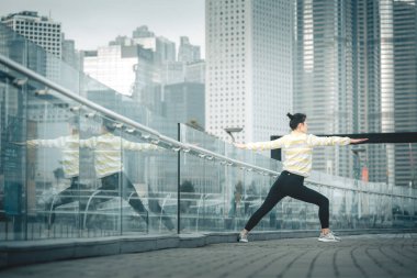 Genç Asyalı kadın excusice şehrin yapıyor