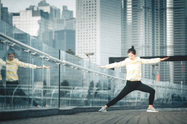 Genç Asyalı kadın excusice şehrin yapıyor