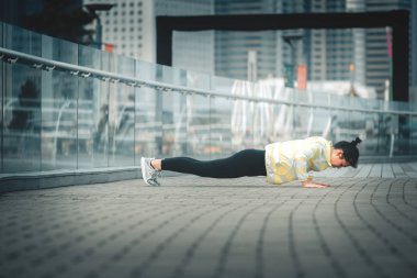 Genç Asyalı kadın excusice şehrin yapıyor