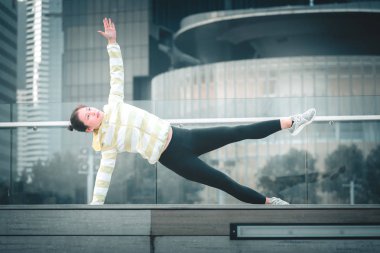 Genç Asyalı kadın excusice şehrin yapıyor