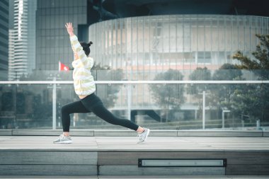 Genç Asyalı kadın excusice şehrin yapıyor