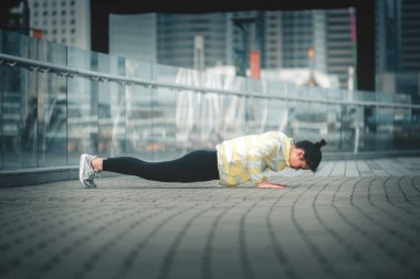 Genç Asyalı kadın excusice şehrin yapıyor