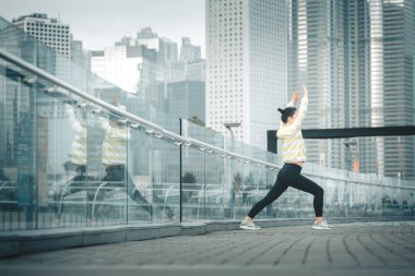 Genç Asyalı kadın excusice şehrin yapıyor