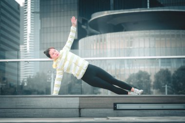 Genç Asyalı kadın excusice şehrin yapıyor