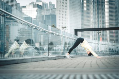 Genç Asyalı kadın excusice şehrin yapıyor