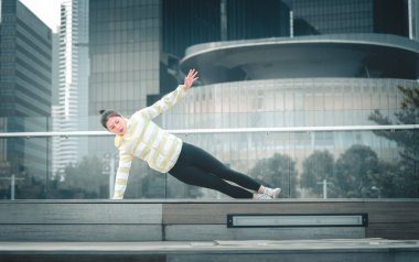 Genç Asyalı kadın excusice şehrin yapıyor