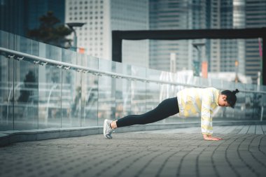 Genç Asyalı kadın excusice şehrin yapıyor