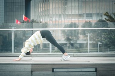 Genç Asyalı kadın excusice şehrin yapıyor