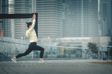 Genç Asyalı kadın excusice şehrin yapıyor