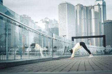 Genç Asyalı kadın excusice şehrin yapıyor