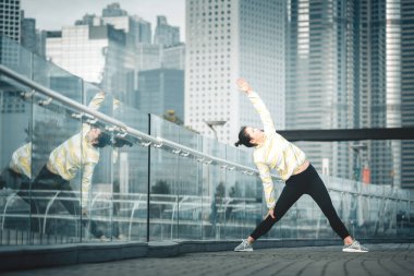 Genç Asyalı kadın excusice şehrin yapıyor