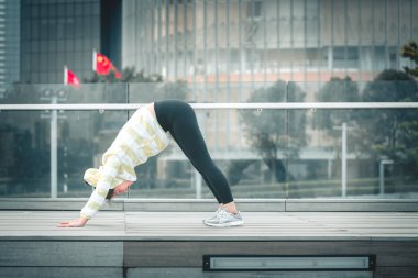 Genç Asyalı kadın excusice şehrin yapıyor