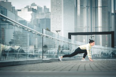 Genç Asyalı kadın excusice şehrin yapıyor