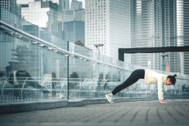 Genç Asyalı kadın excusice şehrin yapıyor