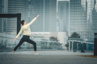 Genç Asyalı kadın excusice şehrin yapıyor