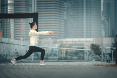 Genç Asyalı kadın excusice şehrin yapıyor