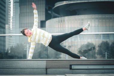 Genç Asyalı kadın excusice şehrin yapıyor