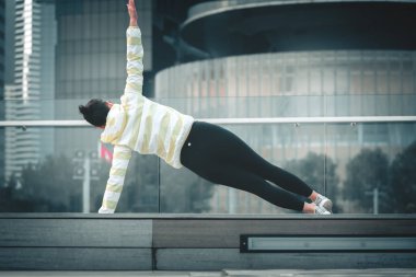 Genç Asyalı kadın excusice şehrin yapıyor