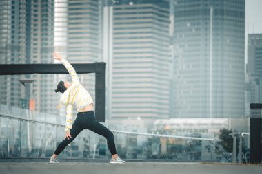 Genç Asyalı kadın excusice şehrin yapıyor